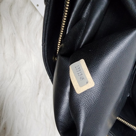 Chanel Black Quilted Shoulder Bag with Gold Chain - Picture 11 of 15